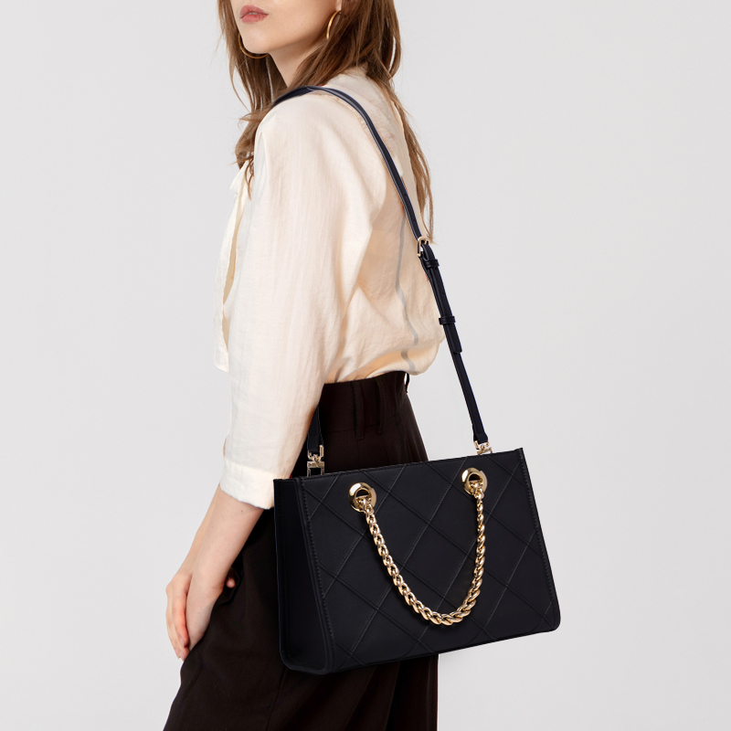 LARGE WOMENS BLACK LEATHER SATCHEL 