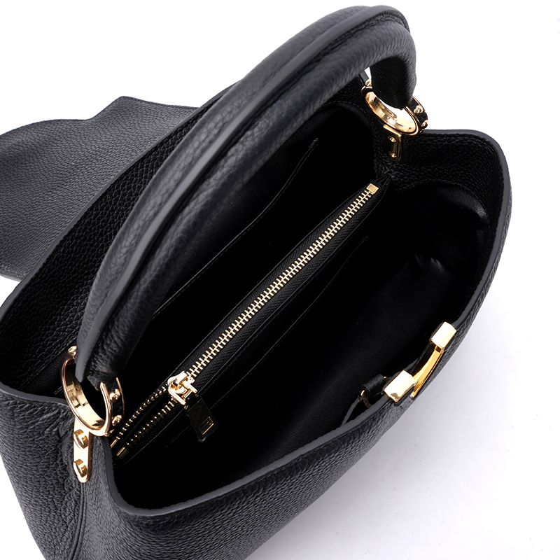 Black Leather Tote Capucines MM Handbag 