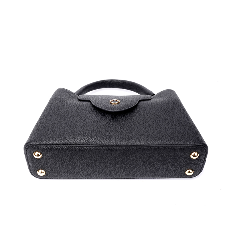 Black Leather Tote Capucines MM Handbag 